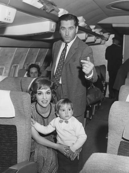 Gina Lollobrigida en un vuelo a Los Angeles, acompañada de su marido Milko Skofic y su hijo Milko Jr., en abril de 1960.