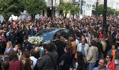 Comitiva del coche fúnebre con los restos mortales de Cayetana Fitz-James Stuart y Silva.