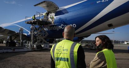 La presidenta regional, Isabel Díaz Ayuso, en el aeropuerto de Barajas junto al avión de la Comunidad de Madrid con 113 toneladas de material sanitario que se debían repartir entre los hospitales de la región, el 12 de abril.