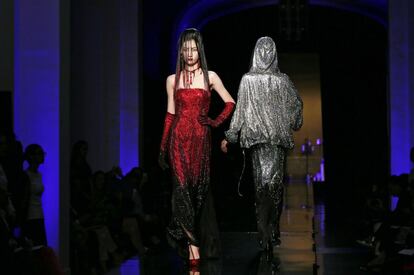 A pesar de lo nocturno del tema, la colección no renuncia a la luz. Infinidad de cristales Swarovski cubren las prendas, Vestidos de noche, parkas dúctiles con capucha y también trajes y zapatos.