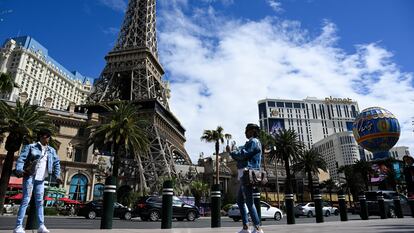 Varios turistas frente a la torre Eiffel y el Paris Hotel de Las Vegas (Nevada).