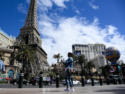 Varios turistas frente a la torre Eiffel y el Paris Hotel de Las Vegas (Nevada).