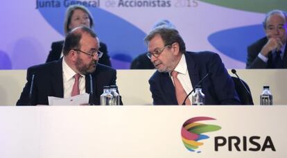 O executivo-chefe José Luis Sainz (à esq.) e Juan Luis Cebrián, presidente do Grupo PRISA.