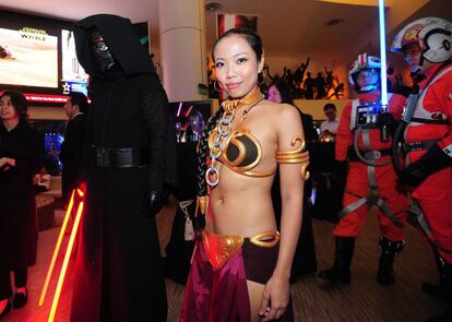 Personal Promocional vestido como personajes de Star Wars asisten al estreno de la película en Singapur.