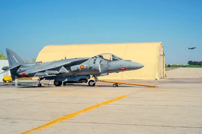 Además de barcos, España tiene en Rota aviones militares como el Harrier, (en la imagen). Al fondo, un piloto realiza, a bordo de uno de estos aparatos, un aterrizaje vertical.