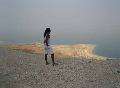 El brasileño Vanderson Souza Dos Santos, fotografiado durante su visita al mar Muerto (al fondo).