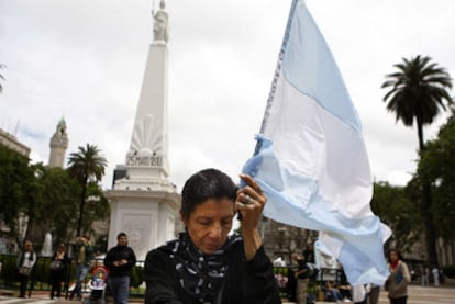 Varios ciudadanos rinden tributo al ex presidente Néstor Kirchner ante la Casa Rosada.