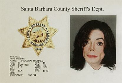 La fotografía de Michael Jackson e información sobre él en una copia de una ficha hecha por la policía de Santa Barbara.