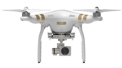 El DJI Phantom 3 Professional es una versión mejorada del Advanced. Graba vídeos en 4K y está preparado para una actividad de vuelo frenética: carga su batería más rápido que en su versión anterior, pero es un poco más caro: cuesta algo más de 1.000 euros. Los usuarios cuentan que tiene un manejo y un vuelo muy flexible si ya se tiene experiencia manejando drones. Esta versión también se vende con un cargador que puede cargar la batería en la mtiad de tiempo que la versión anterior.