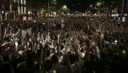 Moment en què els taxistes decideixen, per votació, abandonar la protesta aquest dimecres.