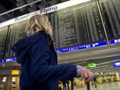 Una mujer observa un panel informativo en el aeropuerto de Fráncfort (Alemania). EFE/Archivo