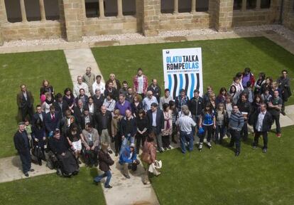 Autoridades y ciudadanos que ayer participaron en la presentación del Festival Rompeolas.