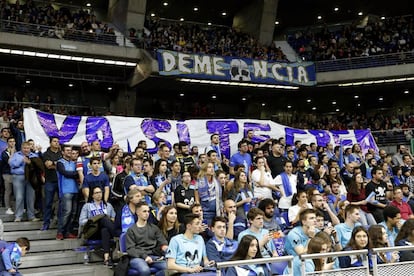 Protesta este domingo contra la sentencia de 'La manada' durante el partido de la Liga ABC que disputan el Estudiantes y el Real Madrid en el Palacio de los Deportes, en Madrid.