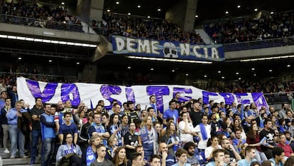 Protesta este domingo contra la sentencia de 'La manada' durante el partido de la Liga ABC que disputan el Estudiantes y el Real Madrid en el Palacio de los Deportes, en Madrid.