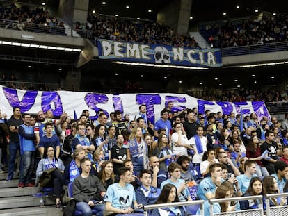 Protesta este domingo contra la sentencia de 'La manada' durante el partido de la Liga ABC que disputan el Estudiantes y el Real Madrid en el Palacio de los Deportes, en Madrid.