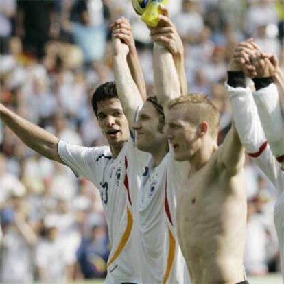 Ballack, Frings y Schweinsteiger celebran el triunfo.