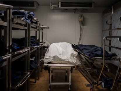 Los cadáveres de algunos de los 24 migrantes encontrados muertos en un cayuco a la deriva en alta mar, apilados en el Instituto de Medicina Legal de Santa Cruz de Tenerife a la espera de ser enterrados.
