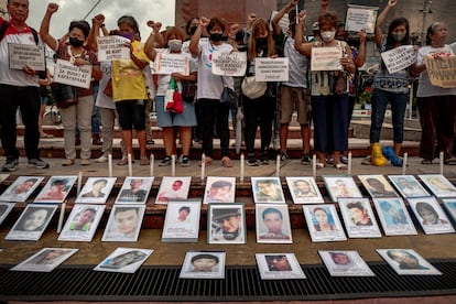 Familiares de víctimas de la guerra contra las drogas del expresidente participan en una manifestación tras la decisión de la Corte Penal Internacional de reanudar su investigación sobre Duterte, el 18 de julio de 2023 en la ciudad de Quezón (Filipinas).