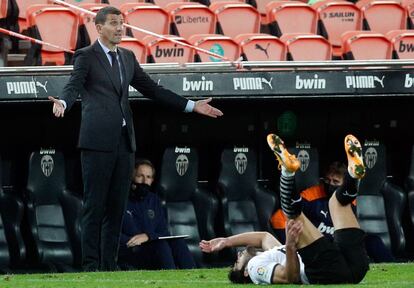 El entrenador del Valencia, Javi Gracia, durante un partido de la Liga en el estadio de Mestalla.