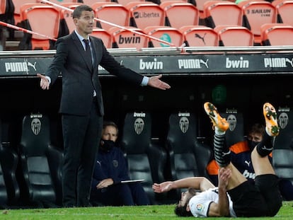 El entrenador del Valencia, Javi Gracia, durante un partido de la Liga en el estadio de Mestalla.