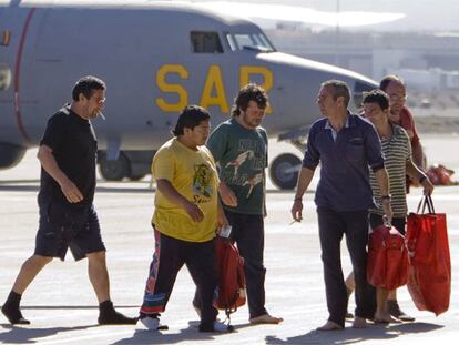 Los marineros del <i>Tuly,</i> tras bajar del helicóptero de rescate en Gando.