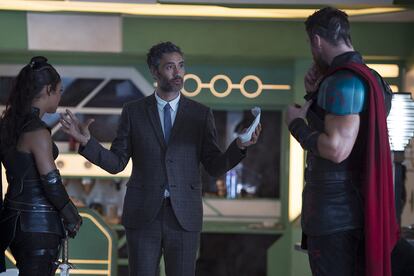 Waititi en el set con los intérpretes Tessa Thompson y Chris Hemsworth.