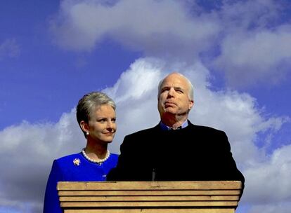 Después de 21 años de carrera y con 17 condecoraciones en su haber, entre las que figuran la Estrella de Plata, la Legión de Mérito, la Cruz de Aviación por Servicio Distinguido, la Estrella de Bronce, y el Corazón Púrpura, John McCain puso fin a su carrera como militar. Era 1981 y Ronald Reagan acababa de asumir el cargo de Presidente de los EE UU. Ese mismo año moría también su padre. McCain puso en su mira la política. Aprovechó los contactos de su suegro, Jim Hensley, un importante distribuidor de cerveza, para conseguir un escaño para el Congreso.