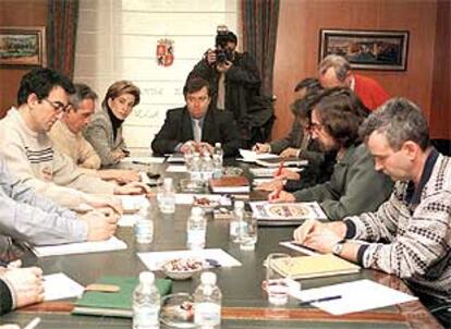El viceconsejro de trabajo de la Junta de Castilla y León (centro) en una reunión con el comité de empresa de Fontaneda.