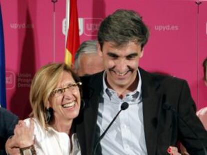 La presidenta de Unión Progreso y Democracia, Rosa Díez, junto al candidato a la alcaldia de Madrid, David Ortega, durante su comparecencia tras conocer los resultados de su partido en las elecciones municipales y autonómicas.