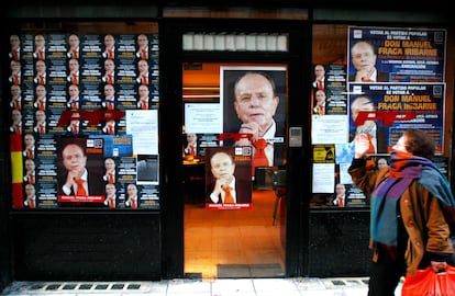 Los carteles de la propaganda política del PP en Buenos Aires, encabezado por Manuel Fraga, siguen pegados en la sede del partido tras las elecciones gallegas celebradas en 2005.