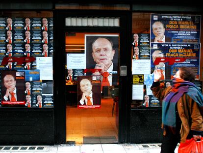 Los carteles de la propaganda política del PP en Buenos Aires, encabezado por Manuel Fraga, siguen pegados en la sede del partido tras las elecciones gallegas celebradas en 2005.