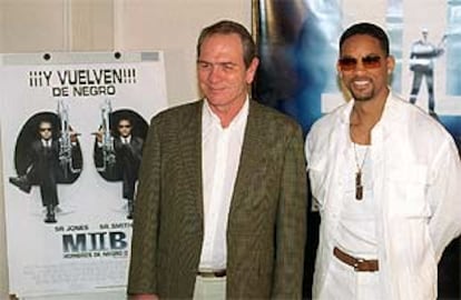 Tommy Lee Jones (izquierda) y Will Smith, ayer en Madrid.