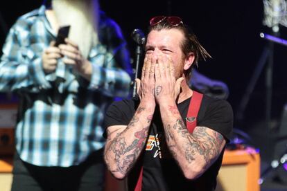 Jesse Hughes, en febrero en París, durante el concierto que hicieron ante vícitimas y familiares de los atentados del 13 de noviembre.