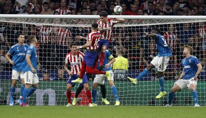 El centrocampista mexicano Héctor Herrera cabecea para marcar el segundo gol ante la Juventus.