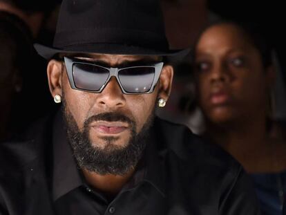 El rapero R. Kelly asiste a un desfile de la Semana de la moda de Nueva York.