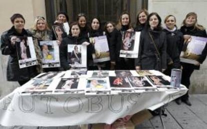 Las madres de Monserrat (Valencia) que posaron ligeras de ropa en un calendario erótico para financiar el transporte escolar de sus hijos. EFE/Archivo