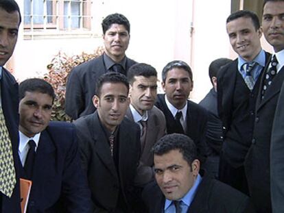 Un grupo de jóvenes marroquíes esperan para ser entrevistados por los enviados de Vips.