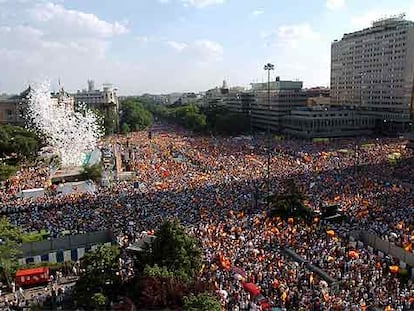 Miles de globos blancos son soltados en la plaza de Colón, en Madrid, al término de la concentración convocada por la AVT contra el diálogo con ETA y para exigir que se esclarezca el 11-M.