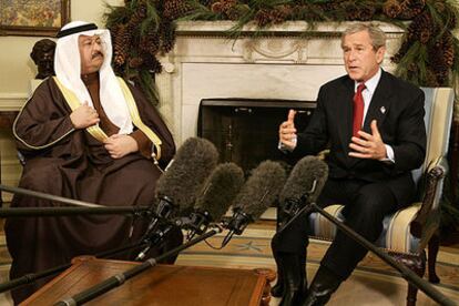 El presidente iraquí, Gazi al Yauar, y el de EE UU, George W. Bush, ayer en la Casa Blanca.