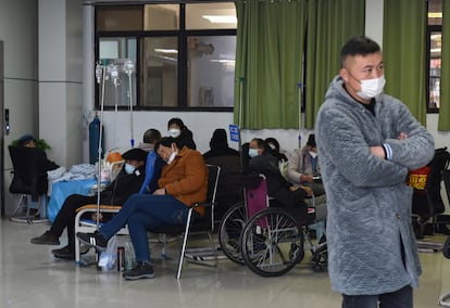 Pacientes con covid recibían tratamiento el miércoles en un hospital de la ciudad china de Fuyang.