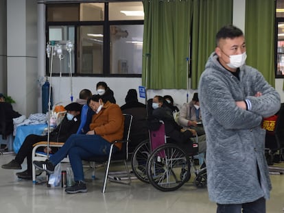 Pacientes con covid recibían tratamiento el miércoles en un hospital de la ciudad china de Fuyang.