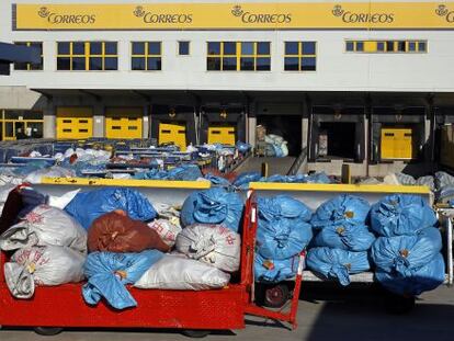 Los paquetes acumulados en un patio, este lunes.