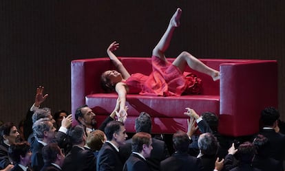 La soprano Nadine Sierra junto a varios secundarios e integrantes del Coro Titular del Teatro Real durante el primer acto de ‘La traviata’, el pasado 24 de junio en Madrid.