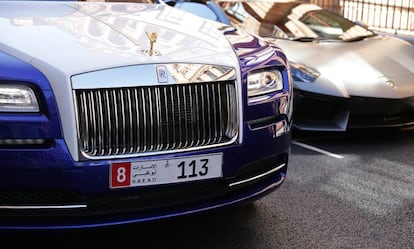 Dos coches de alta gama aparcados en una calle de Abu Dhabi.