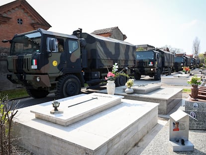 Comboios do exército italiano de Bergamo transportam os corpos dos mortos devido ao coronavírus ao cemitério de Ferrara.