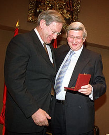 John Eliot Gardiner (a la izquierda) recibe del rector Rafael Puyol la Medalla Internacional Complutense.