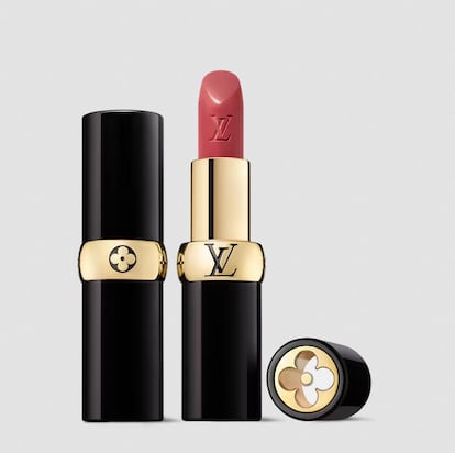 En los foros de belleza no se habla de otra cosa: Louis Vuitton ha lanzado su primera colección de belleza, con la gurú del maquillaje moderno Pat McGrath como directora creativa. Entre sus productos destaca este pintalabios, que sale a la venta con un precio de 140 euros, mucho más caro que la barra de labios de firma de lujo media. Está disponible en 55 tonos mate y satinados y tiene ingredientes beneficiosos para la piel como el ácido hialurónico, la manteca de karité y ceras florales naturales.