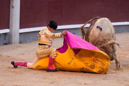 Borja Jiménez, en una de las dos verónicas rodilla en tierra con las que recibió al sexto de la tarde.