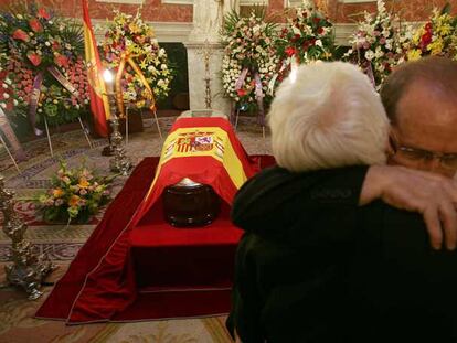 El féretro cubierto con la bandera española permaneció ayer en el salón de Isabel II del Congreso de los Diputados.