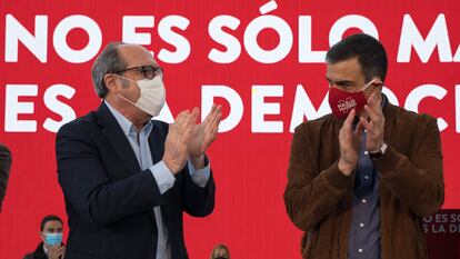 El candidato a la presidencia de la Comunidad de Madrid, Ángel Gabilondo, y  Pedro Sánchez  en un acto de la campaña electoral.